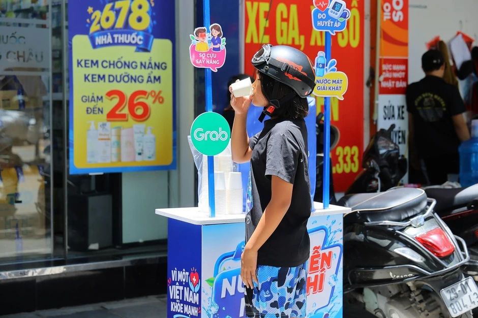Long Châu mở hơn 1.000 trạm giải nhiệt toàn quốc, tiếp sức người lao động giữa 'chảo lửa' mùa hè Long Châu mở hơn 1.000 trạm giải nhiệt toàn quốc, tiếp sức người lao động giữa 'chảo lửa' mùa hè