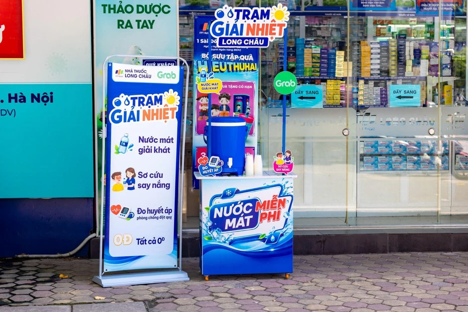 Long Châu mở hơn 1.000 trạm giải nhiệt toàn quốc, tiếp sức người lao động giữa 'chảo lửa' mùa hè Long Châu mở hơn 1.000 trạm giải nhiệt toàn quốc, tiếp sức người lao động giữa 'chảo lửa' mùa hè