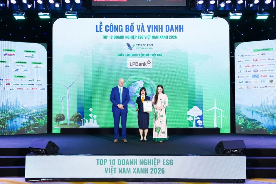 LPBank nhận hai giải thưởng về ESG LPBank nhận hai giải thưởng về ESG