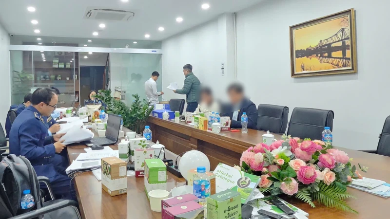Lực lượng quản lý thị trường giám sát tiêu hủy gần 76 nghìn hộp bột rau vi phạm Lực lượng quản lý thị trường giám sát tiêu hủy gần 76 nghìn hộp bột rau vi phạm