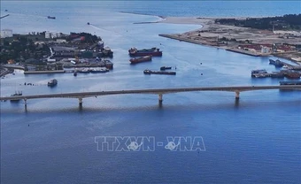 Luồng lạch Cửa Việt bị bồi lấp gây khó cho ngư dân&nbsp;