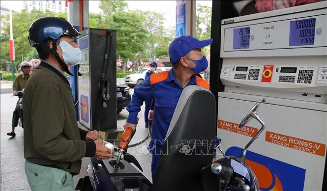 Lý do giá xăng dầu trong nước chưa giảm dù giá dầu thế giới hạ nhiệt