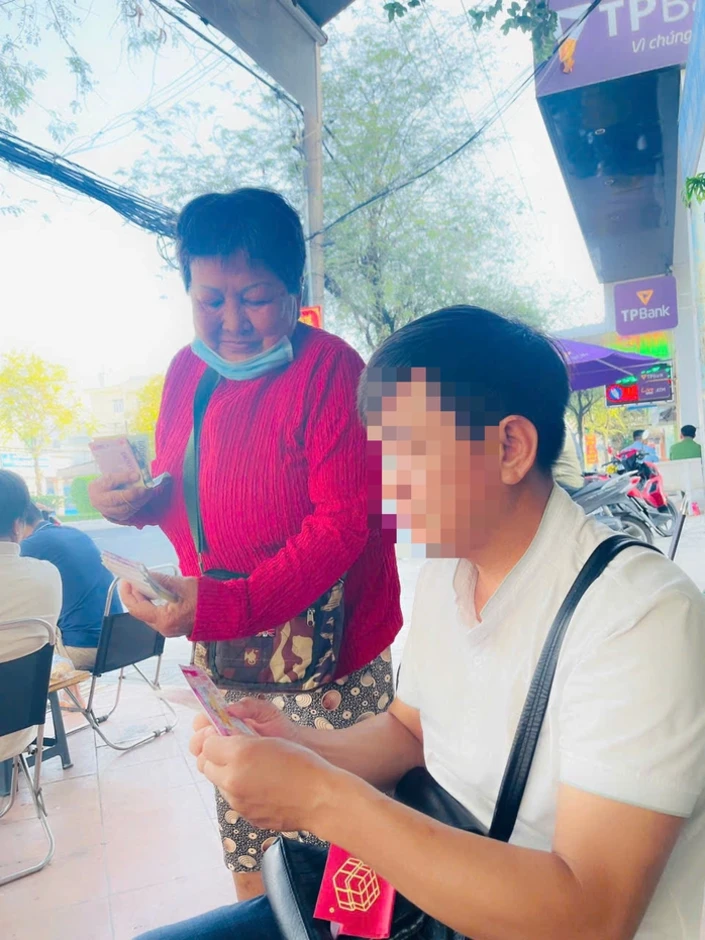 Lý do người bán vé số dạo không còn “khóc ròng” trước giờ xổ số Lý do người bán vé số dạo không còn “khóc ròng” trước giờ xổ số