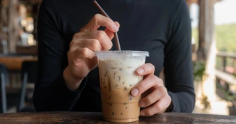 Mang cà phê đá đi phỏng vấn xin việc: Có nên không?