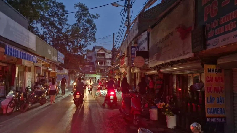 Mất điện giữa đêm nóng đỉnh điểm, vợ chồng ở Hà Nội đưa con đi ngủ nhờ Mất điện giữa đêm nóng đỉnh điểm, vợ chồng ở Hà Nội đưa con đi ngủ nhờ