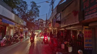 Mất điện giữa đêm nóng đỉnh điểm, vợ chồng ở Hà Nội đưa con đi ngủ nhờ