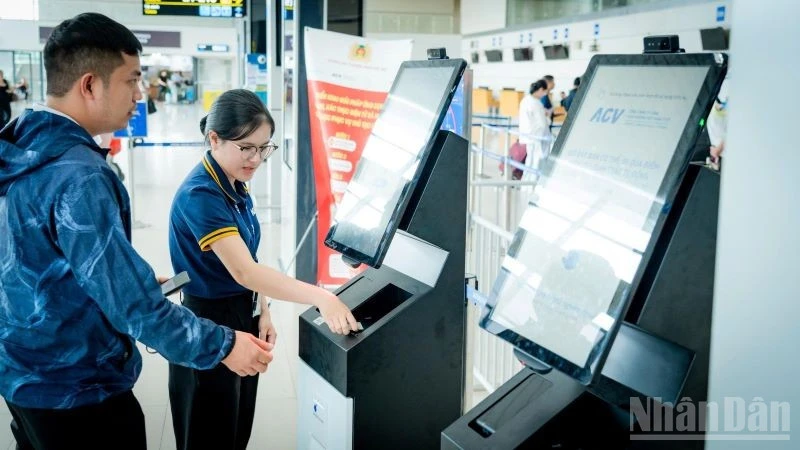 Mỗi ngày, Cảng Hàng không quốc tế Nội Bài có 3.000-4.000 lượt khách làm thủ tục qua kiosk sinh trắc học