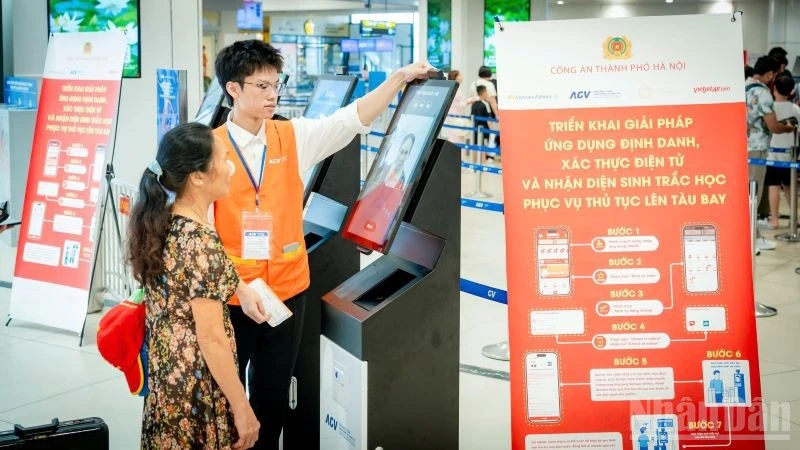 Mỗi ngày, Cảng Hàng không quốc tế Nội Bài có 3.000-4.000 lượt khách làm thủ tục qua kiosk sinh trắc học