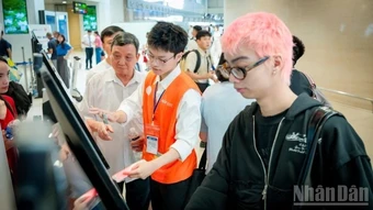 Mỗi ngày, Cảng Hàng không quốc tế Nội Bài có 3.000-4.000 lượt khách làm thủ tục qua kiosk sinh trắc học