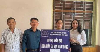 Một gia đình nạn nhân tai nạn giao thông ở Hà Nội nhận hỗ trợ 45 triệu đồng