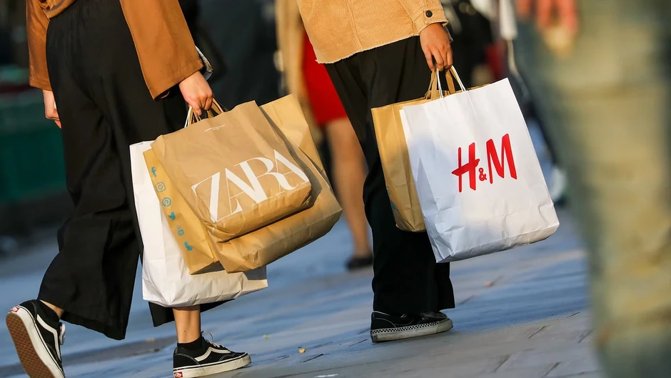 Một năm làm ra số quần áo bằng 36 tháp Eiffel, fast fashion "xanh" kiểu gì? Một năm làm ra số quần áo bằng 36 tháp Eiffel, fast fashion "xanh" kiểu gì?
