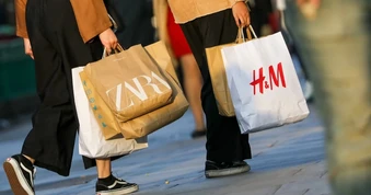 Một năm làm ra số quần áo bằng 36 tháp Eiffel, fast fashion "xanh" kiểu gì?