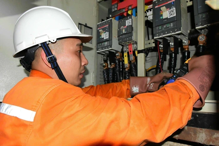 Một số nơi ở "chảo lửa" 40 độ C tại Hà Nội mất điện, người dân mang con tới nhà họ hàng "sơ tán" Một số nơi ở "chảo lửa" 40 độ C tại Hà Nội mất điện, người dân mang con tới nhà họ hàng "sơ tán"