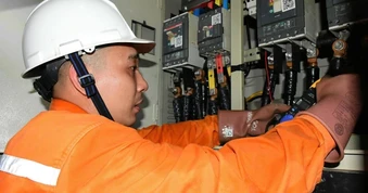 Một số nơi ở "chảo lửa" 40 độ C tại Hà Nội mất điện, người dân mang con tới nhà họ hàng "sơ tán"