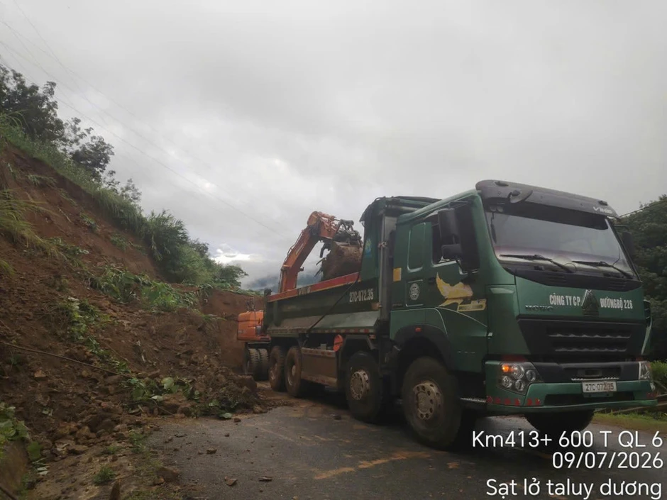 Mưa lớn gây sạt lở, ách tắc nhiều điểm trên Quốc lộ 6 qua tỉnh Điện Biên