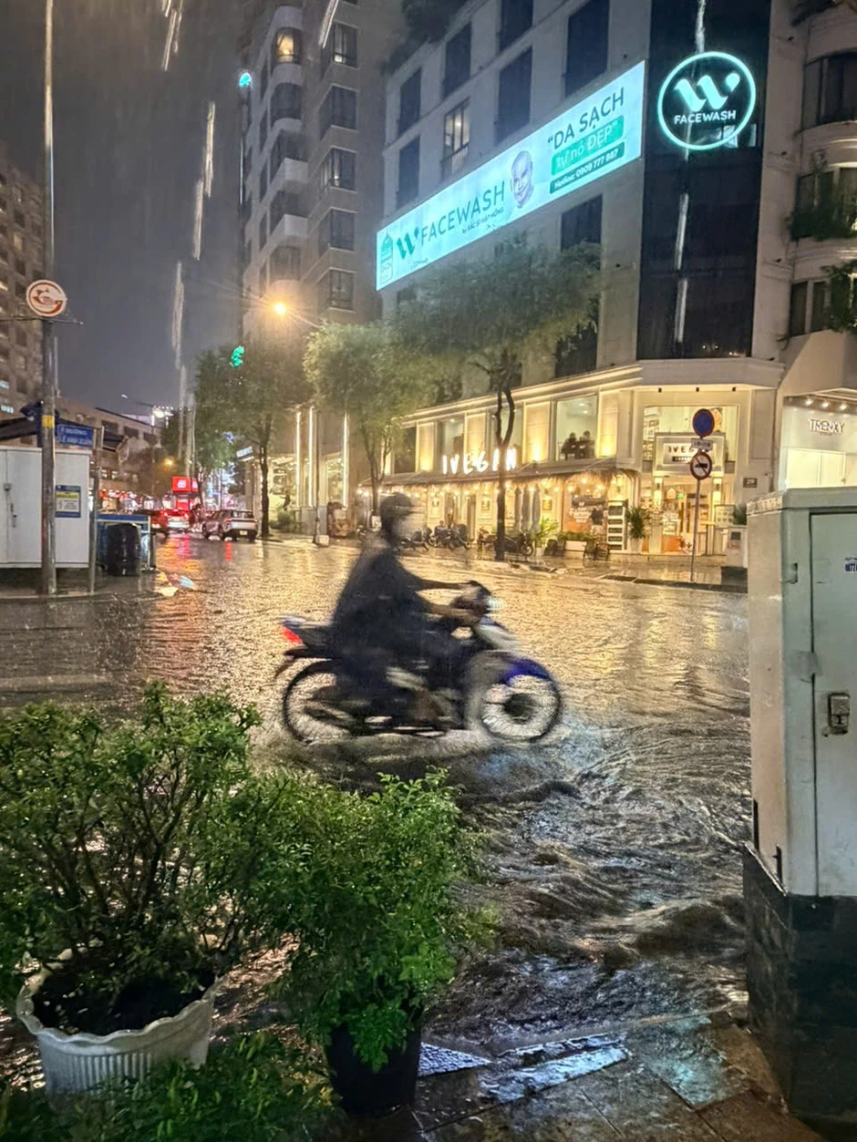 Mưa lớn giải nhiệt khu vực trung tâm TP.HCM Mưa lớn giải nhiệt khu vực trung tâm TP.HCM