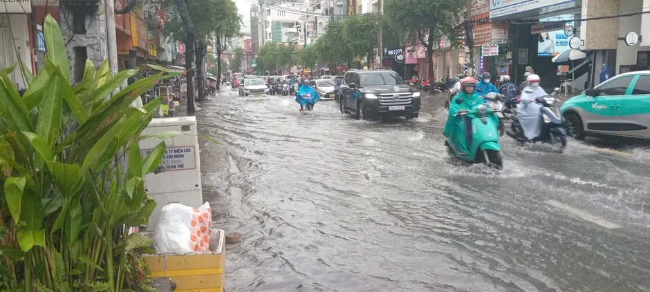 Mưa lớn, nhiều tuyến đường TPHCM ngập nặng