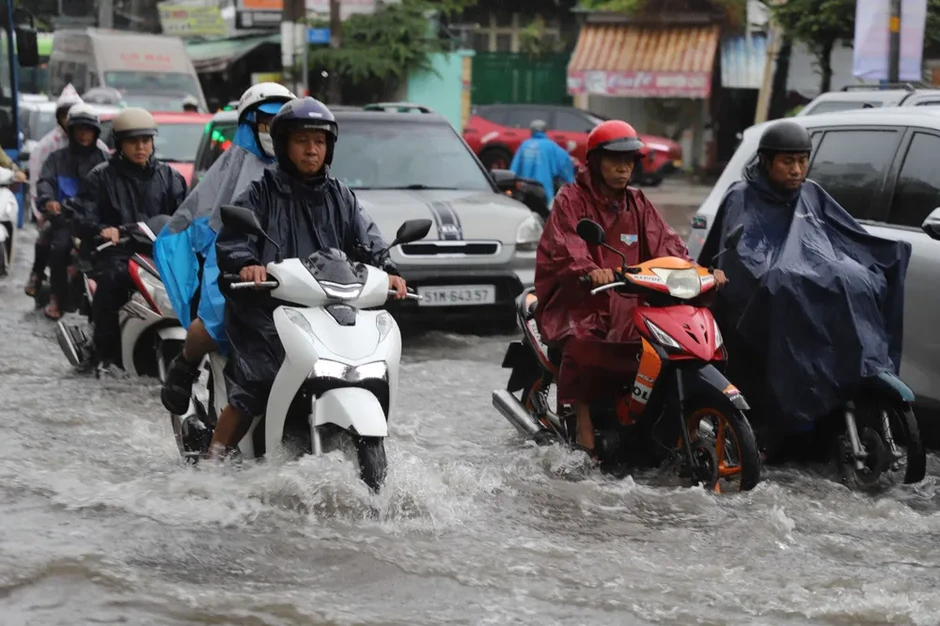 Mưa lớn, nhiều tuyến đường TPHCM ngập nặng