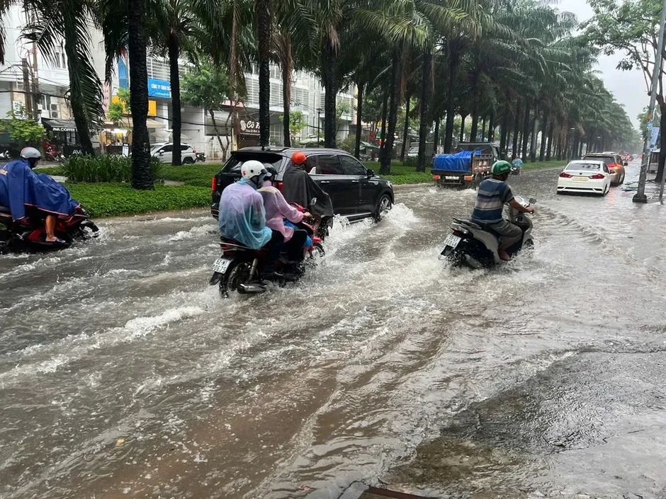 Mưa lớn, nhiều tuyến đường TPHCM ngập nặng
