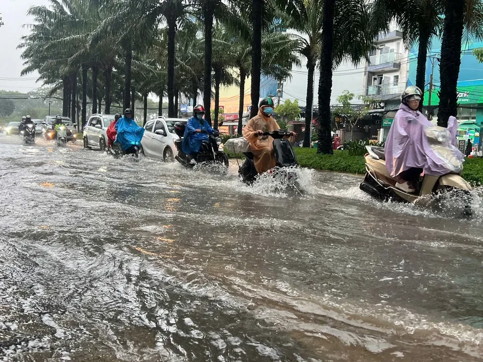 Mưa lớn, nhiều tuyến đường TPHCM ngập nặng