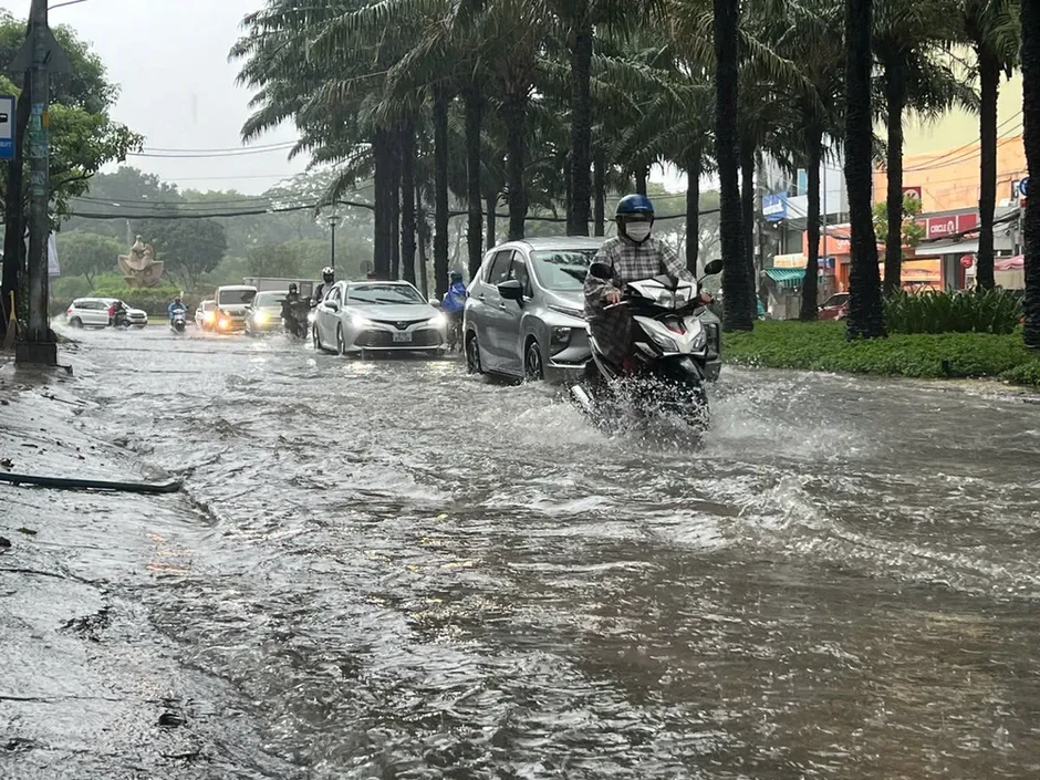 Mưa lớn, nhiều tuyến đường TPHCM ngập nặng