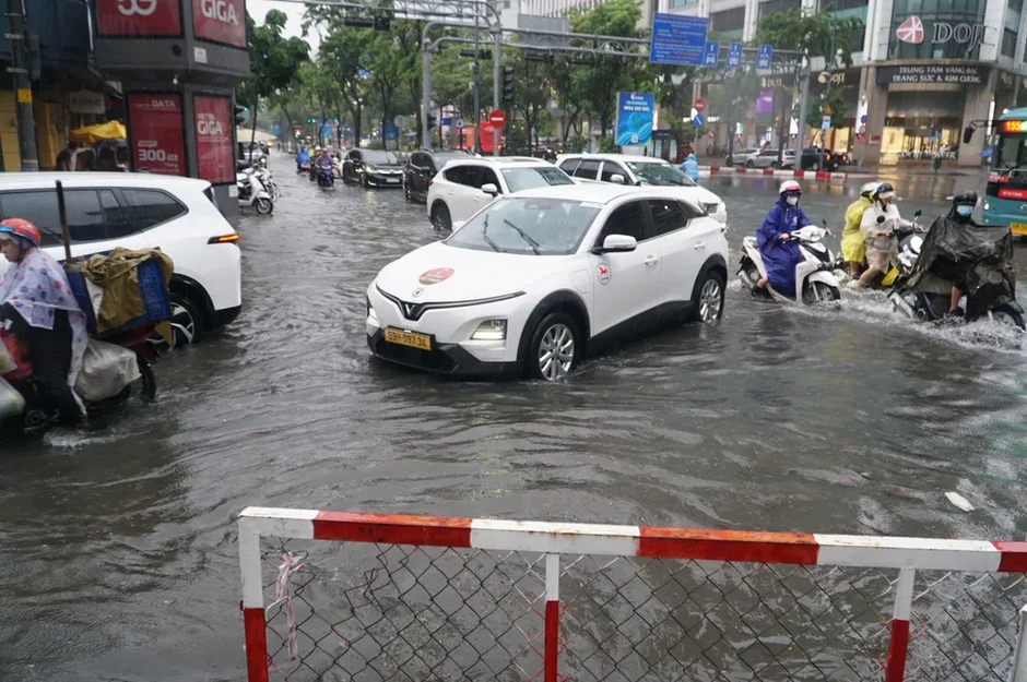 Mưa lớn, nhiều tuyến đường TPHCM ngập nặng