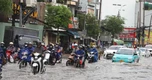 Mưa lớn, nhiều tuyến đường TPHCM ngập nặng