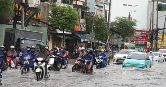 Mưa lớn, nhiều tuyến đường TPHCM ngập nặng