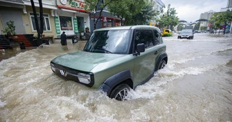 Mùa 'phố cũng như sông' đã về, người dân đi xe điện chăm xe sao cho đúng?
