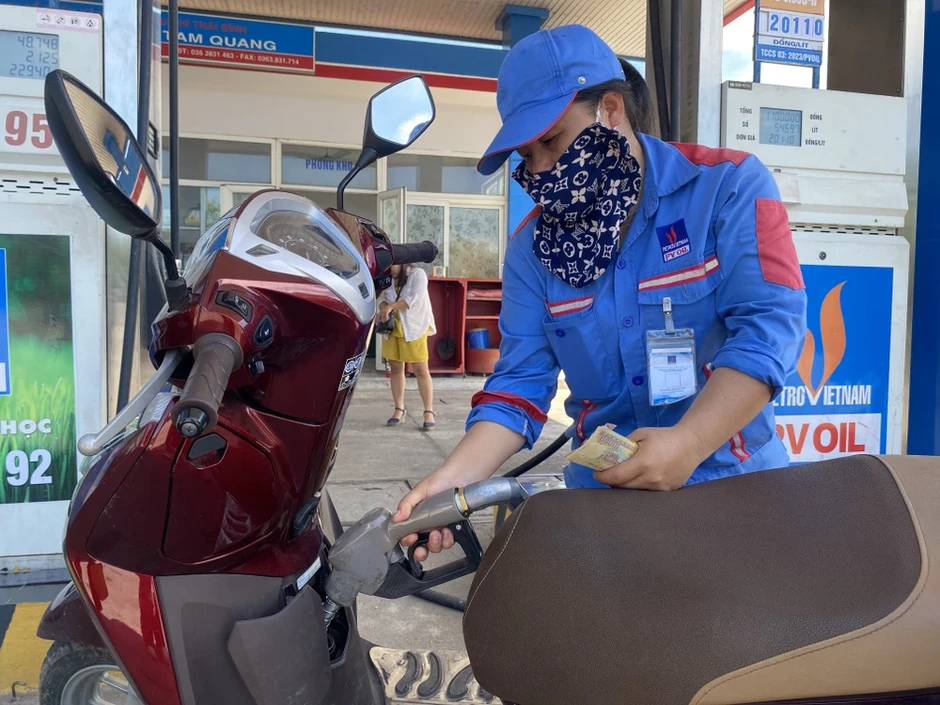 Nên tiếp tục miễn, giảm thuế xăng dầu đến hết năm nay Nên tiếp tục miễn, giảm thuế xăng dầu đến hết năm nay