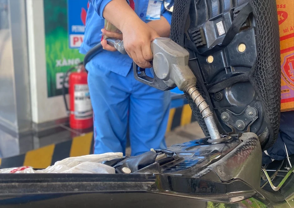 Nên tiếp tục miễn, giảm thuế xăng dầu đến hết năm nay Nên tiếp tục miễn, giảm thuế xăng dầu đến hết năm nay