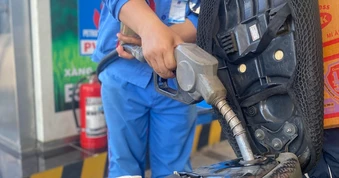 Nên tiếp tục miễn, giảm thuế xăng dầu đến hết năm nay