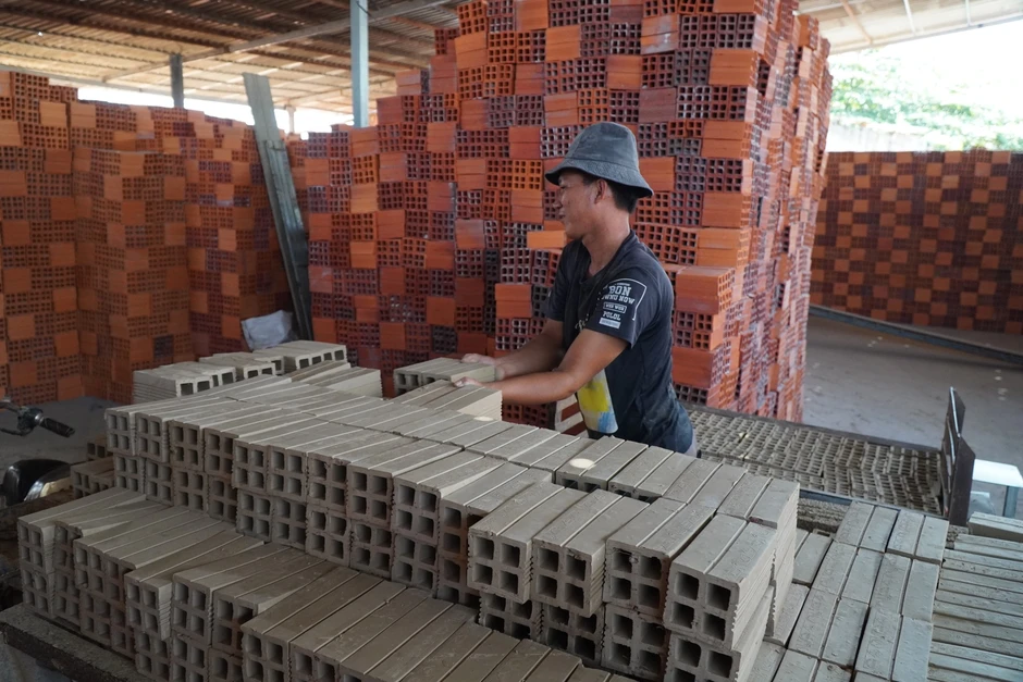 Ngành gạch gốm Vĩnh Long 'kêu cứu' vì thiếu nguyên liệu sản xuất Ngành gạch gốm Vĩnh Long 'kêu cứu' vì thiếu nguyên liệu sản xuất