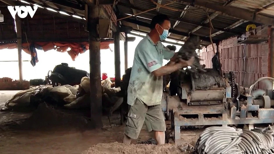 Ngành gốm mỹ nghệ Vĩnh Long thiếu nguồn nguyên liệu đất sét để sản xuất Ngành gốm mỹ nghệ Vĩnh Long thiếu nguồn nguyên liệu đất sét để sản xuất