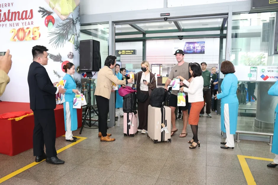 Ngành hàng không và du lịch "oằn mình" tìm giải pháp vượt khó Ngành hàng không và du lịch "oằn mình" tìm giải pháp vượt khó