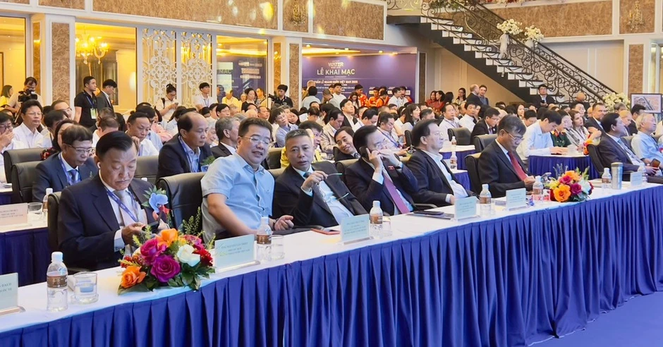 Ngành nước trước những yêu cầu mới trong quản trị, công nghệ và thích ứng với biến đổi khí hậu Ngành nước trước những yêu cầu mới trong quản trị, công nghệ và thích ứng với biến đổi khí hậu