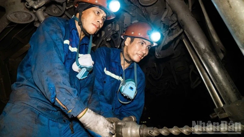 Ngành than chăm lo cho thợ lò, bảo đảm an toàn lao động Ngành than chăm lo cho thợ lò, bảo đảm an toàn lao động
