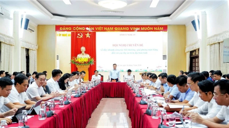Nghệ An phát động phong trào thi đua chinh phục mục tiêu tăng trưởng “2 con số” Nghệ An phát động phong trào thi đua chinh phục mục tiêu tăng trưởng “2 con số”