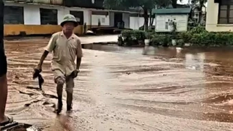 Nghệ An: Sét đánh thủng bể chứa khiến hàng nghìn tấn mật mía tràn ra ngoài