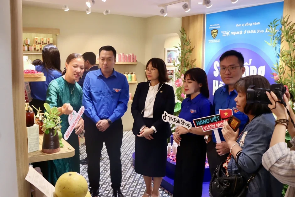 Nghệ sĩ tham gia livestream, thúc đẩy tiêu thụ hàng Việt qua nền tảng số Nghệ sĩ tham gia livestream, thúc đẩy tiêu thụ hàng Việt qua nền tảng số