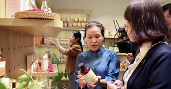 Nghệ sĩ tham gia livestream, thúc đẩy tiêu thụ hàng Việt qua nền tảng số