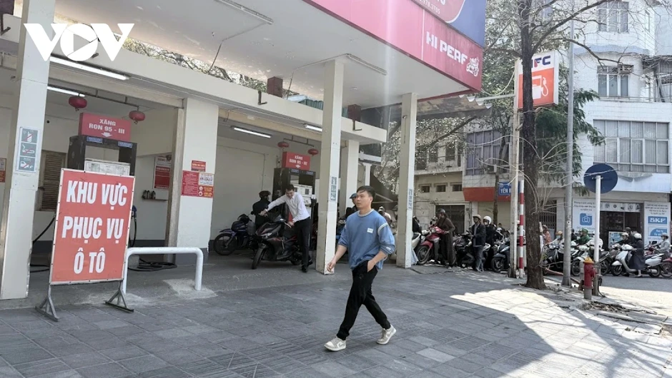 Nghiêm cấm các hành vi găm hàng, giảm bán hoặc gián đoạn bán xăng dầu Nghiêm cấm các hành vi găm hàng, giảm bán hoặc gián đoạn bán xăng dầu