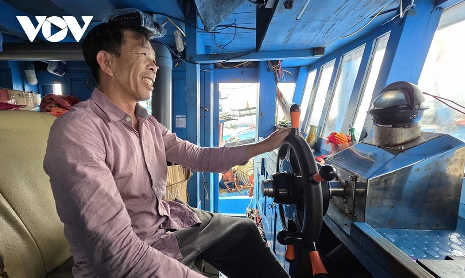 Ngư dân miền Trung tìm giải pháp tiết kiệm xăng dầu, tiếp tục vươn khơi Ngư dân miền Trung tìm giải pháp tiết kiệm xăng dầu, tiếp tục vươn khơi