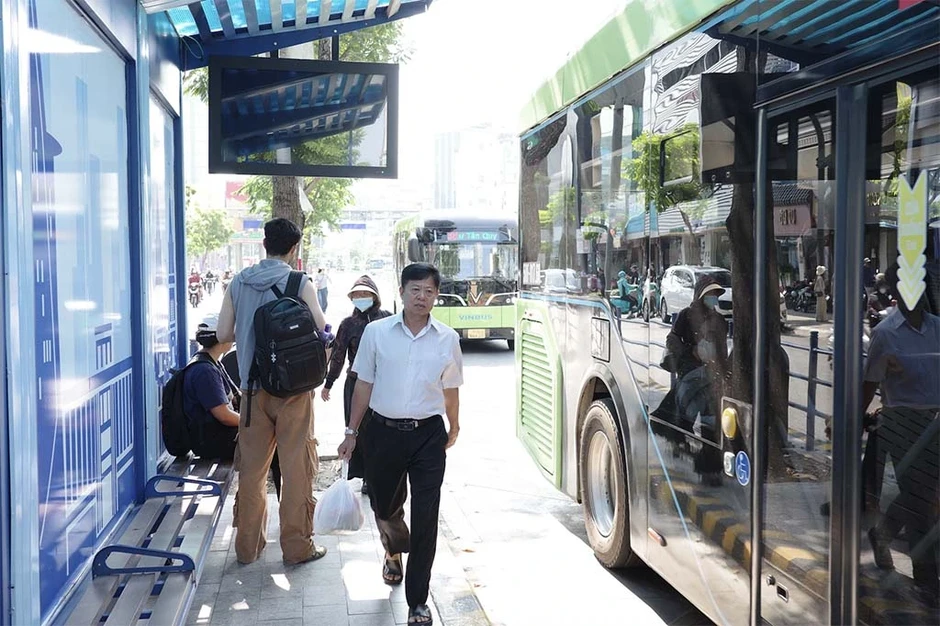 Người dân chờ triển khai xe buýt miễn phí Người dân chờ triển khai xe buýt miễn phí