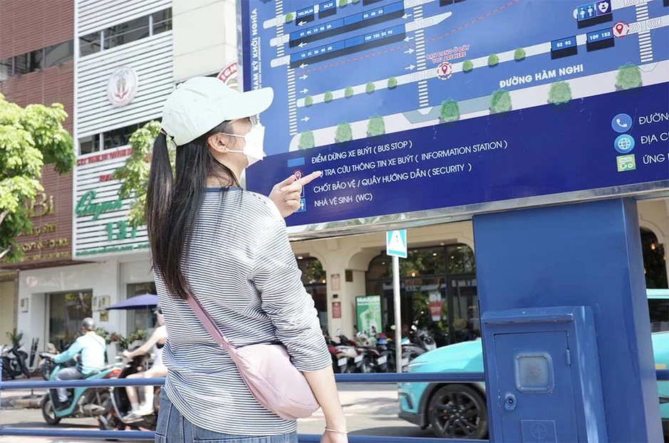 Người dân chờ triển khai xe buýt miễn phí Người dân chờ triển khai xe buýt miễn phí