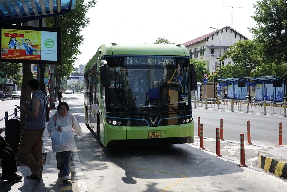 Người dân chờ triển khai xe buýt miễn phí Người dân chờ triển khai xe buýt miễn phí
