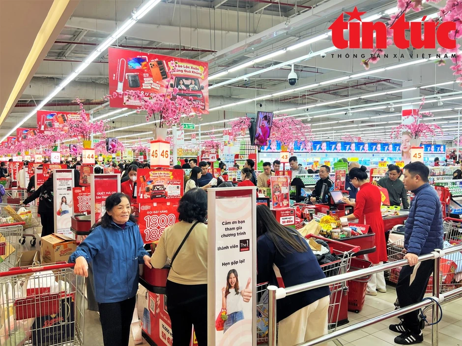 Người dân đổ xô mua sắm Tết, siêu thị đồng loạt tung khuyến mãi lớn Người dân đổ xô mua sắm Tết, siêu thị đồng loạt tung khuyến mãi lớn