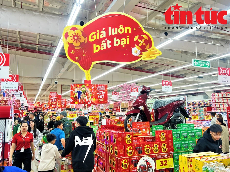 Người dân đổ xô mua sắm Tết, siêu thị đồng loạt tung khuyến mãi lớn Người dân đổ xô mua sắm Tết, siêu thị đồng loạt tung khuyến mãi lớn