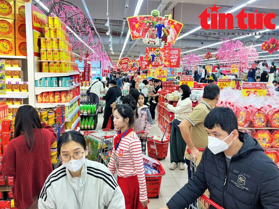 Người dân đổ xô mua sắm Tết, siêu thị đồng loạt tung khuyến mãi lớn Người dân đổ xô mua sắm Tết, siêu thị đồng loạt tung khuyến mãi lớn