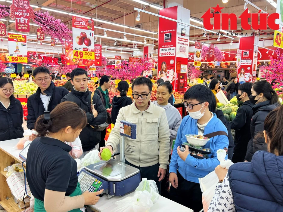 Người dân đổ xô mua sắm Tết, siêu thị đồng loạt tung khuyến mãi lớn Người dân đổ xô mua sắm Tết, siêu thị đồng loạt tung khuyến mãi lớn